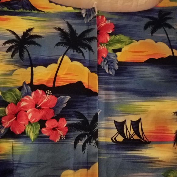 Hawaiian dress. - Picture 2 of 2
